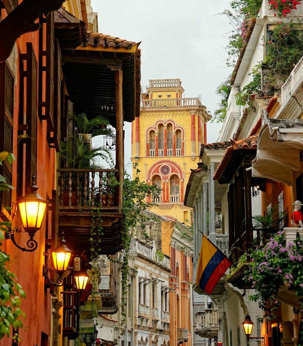 Calles coloniales coloridas de Cartagena de Indias con balcones floridos