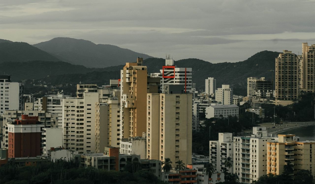 Edificios de Santa Marta con montañas al fondo