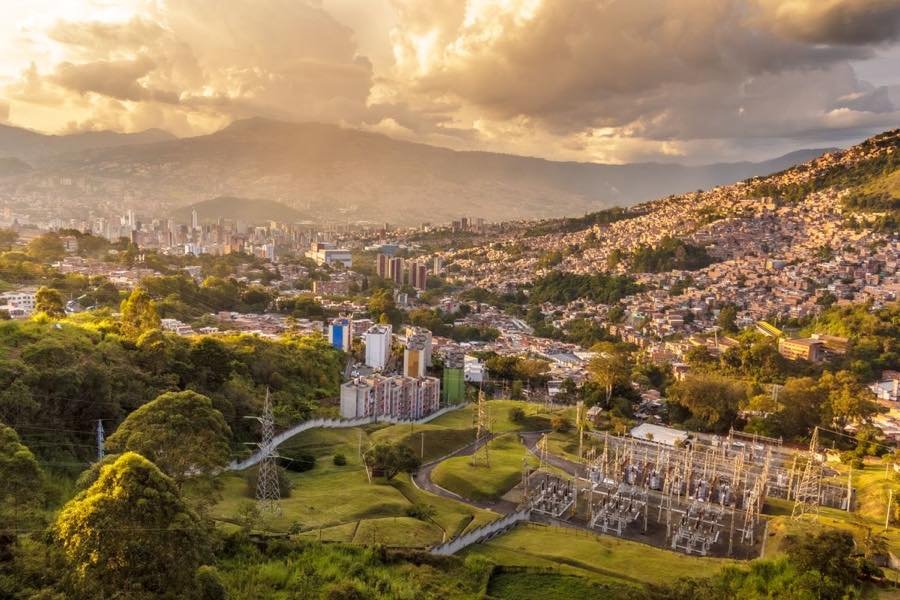 Luz dorada del atardecer sobre Medellín y sus barrios de ladera