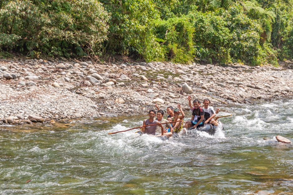 Rafters navigating whitewater rapids on the Fonce River near San Gil, Santander, Colombia
